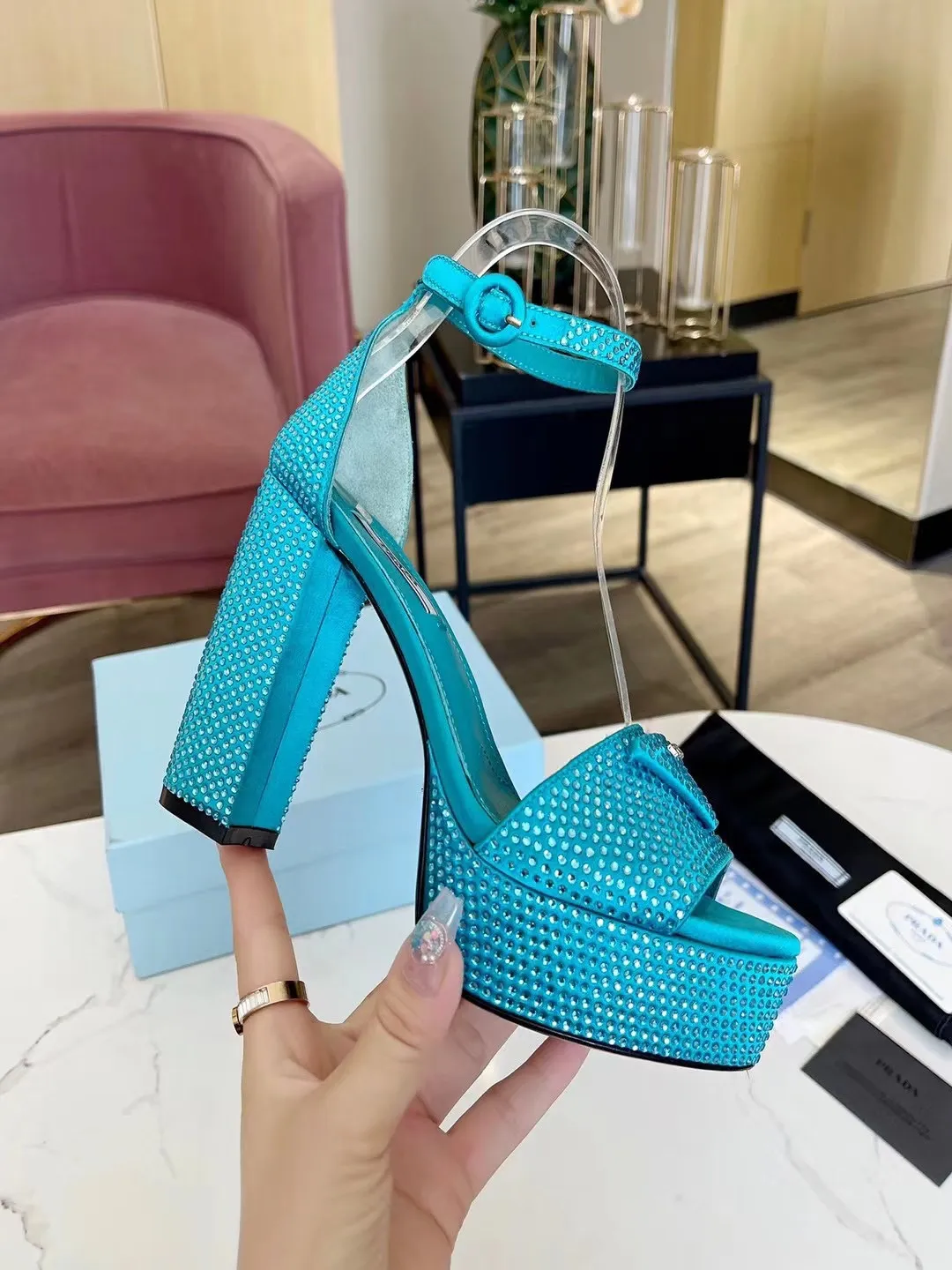 👟👟Ex-factory price 600👟👟 (imitation leather bottom-20) 👉New arrival👈Remove the original board and make a 1:1 replica‼ ️The highest version ✅ Prada's early spring catwalk hot style 😘The latest spring model Thick heel water platform rhinestone series (genuine leather outsole) (simulated leather sole) A must-have for goddesses The upper and the feet are super beautiful 👉The upper is made of imported open-edge beaded cowhide, soft and textured, lining + foot pads, imported sheepskin, breathable and comfortable, private model water platform, heel platform 3.5M, heel height 11.5M Code number 35M-39M (34 40 414243 (custom-made, non-refundable and non-exchangeable)